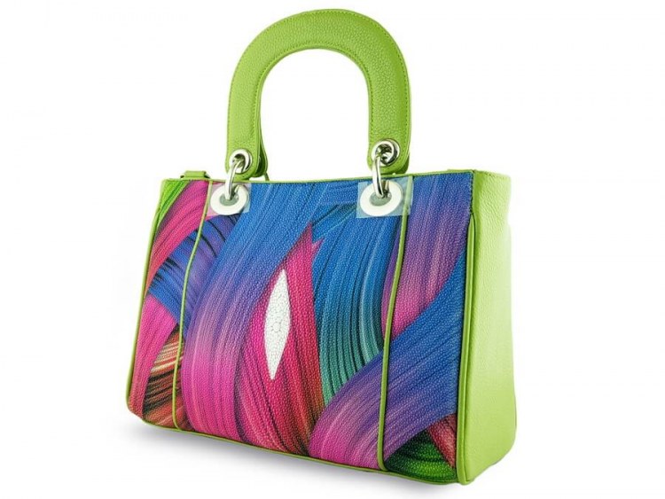 Оригинальная сумка женская из кожи ската с ярким рисунком