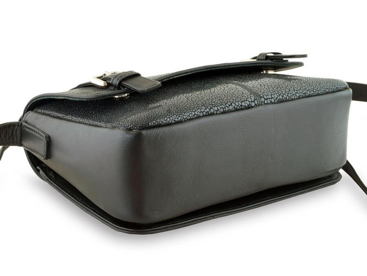 Небольшая женская сумочка из полированной кожи ската