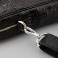 Дорогая сумка из гладкой крокодиловой кожи с живота