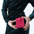 Стильный фактурный кошелек на хлястике из натуральной кожи крокодила