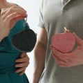 Розовая монетница на молнии из кожи крокодила в форме сердца